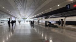 an empty gate, 10 min before start